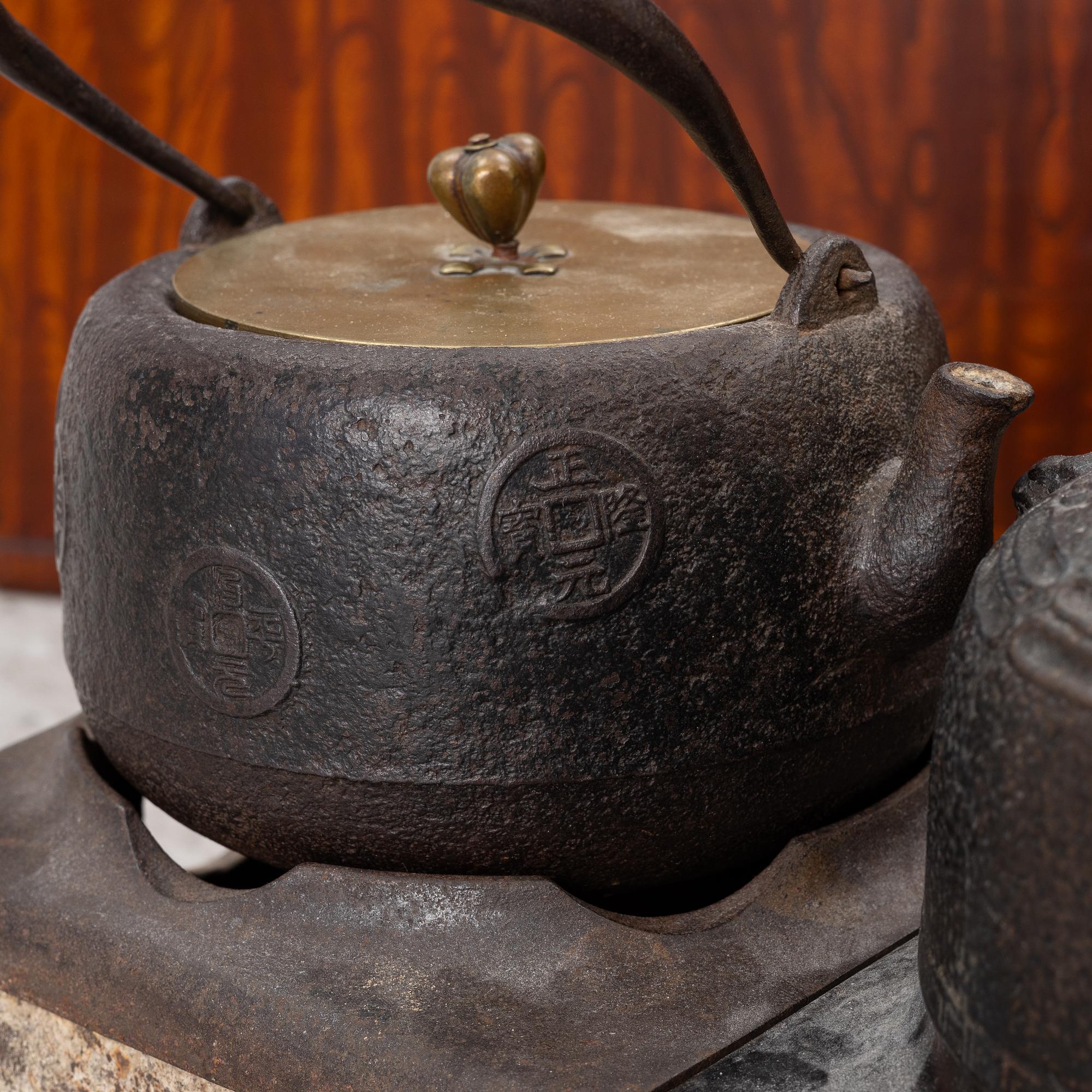 Hibachi (bordsgrill), trä och metall, med tekanna och kittel samt ställ, Japan, Meiji (1868-1912).