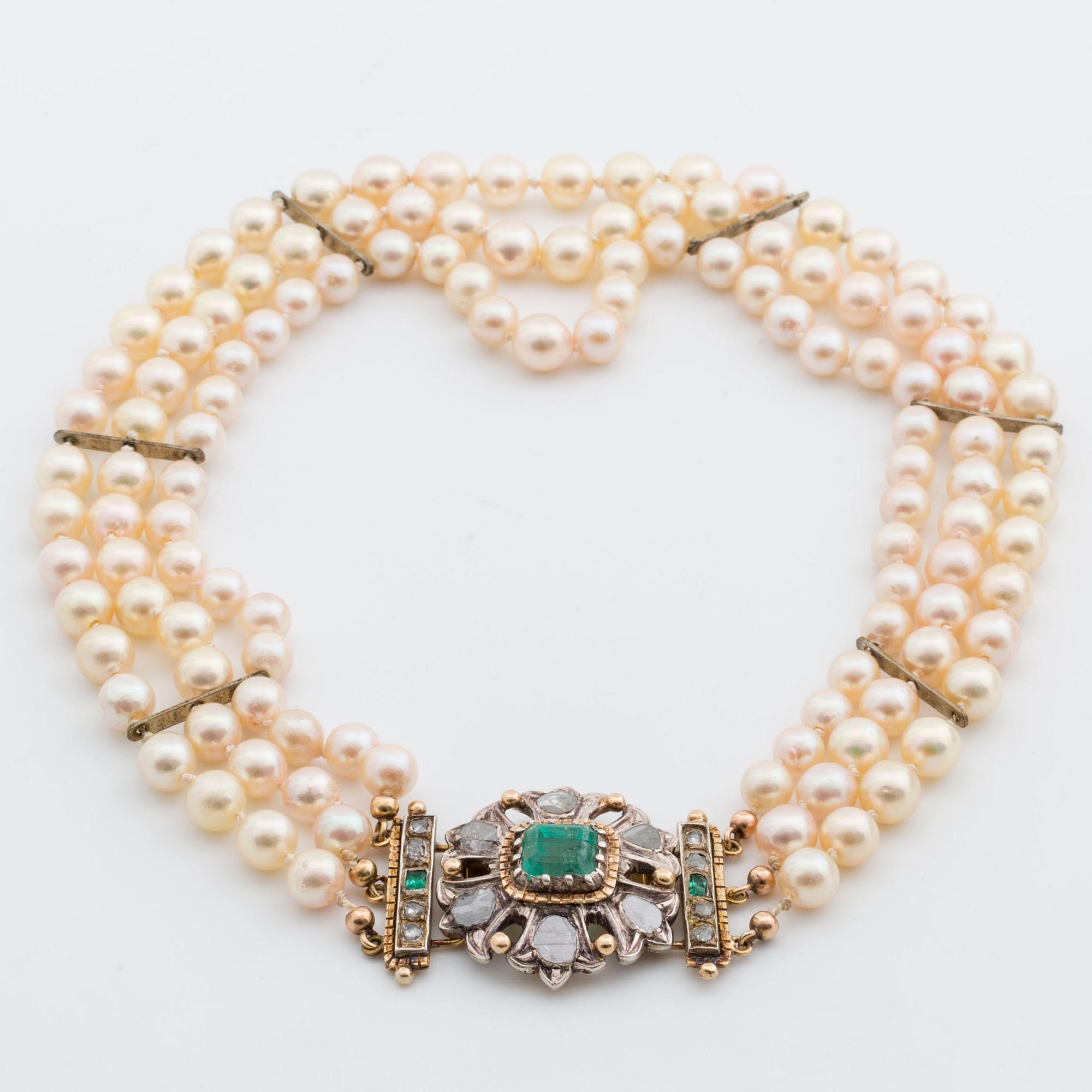 PEARL NECKLACE, 3 rows, clasp in 14K gold 1 emerald approx 7 x 7 mm and diamonds, rose-cut diamonds and emeralds.