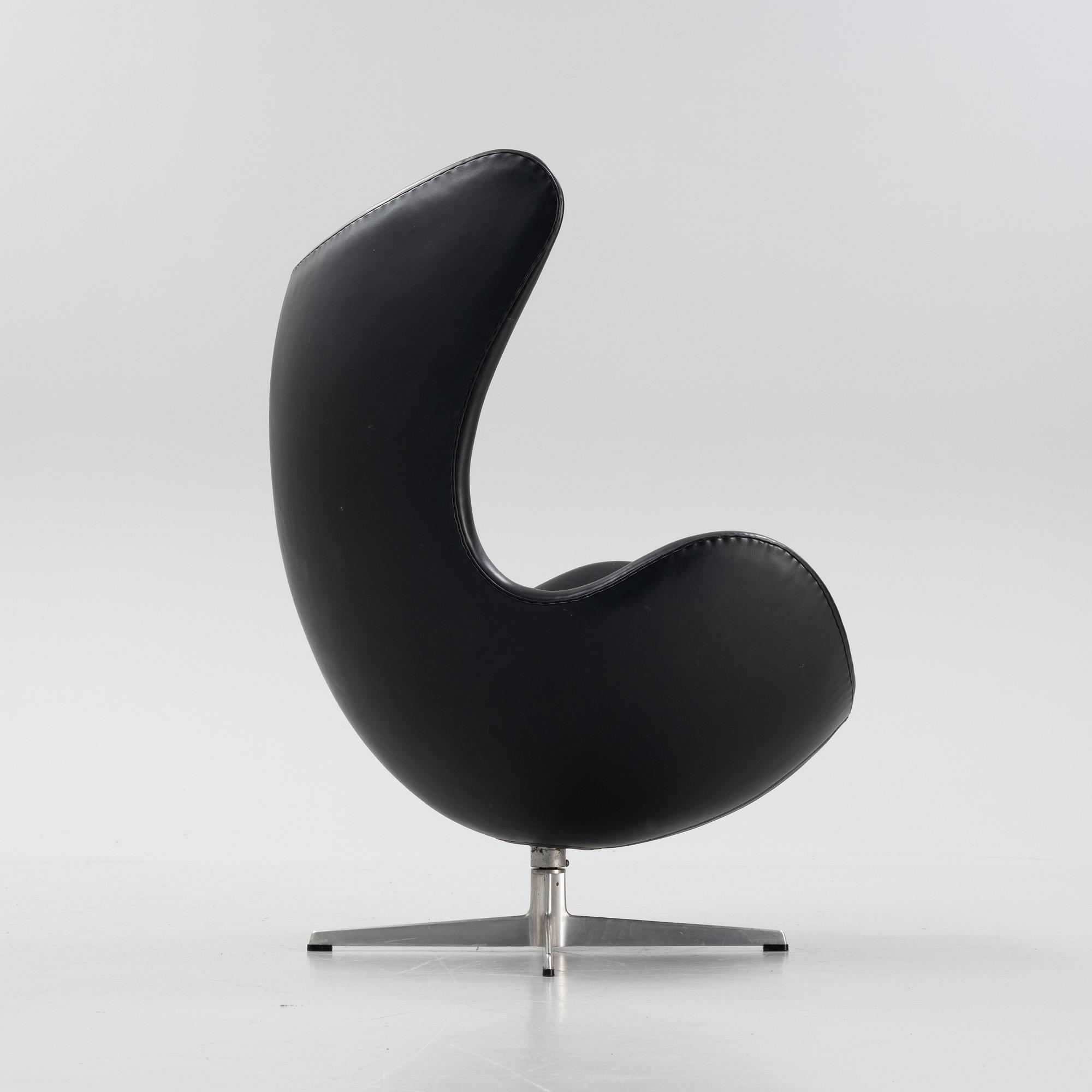 Arne Jacobsen, a black leather 'Egg' lounge chair from Fritz Hansen, Denmark.