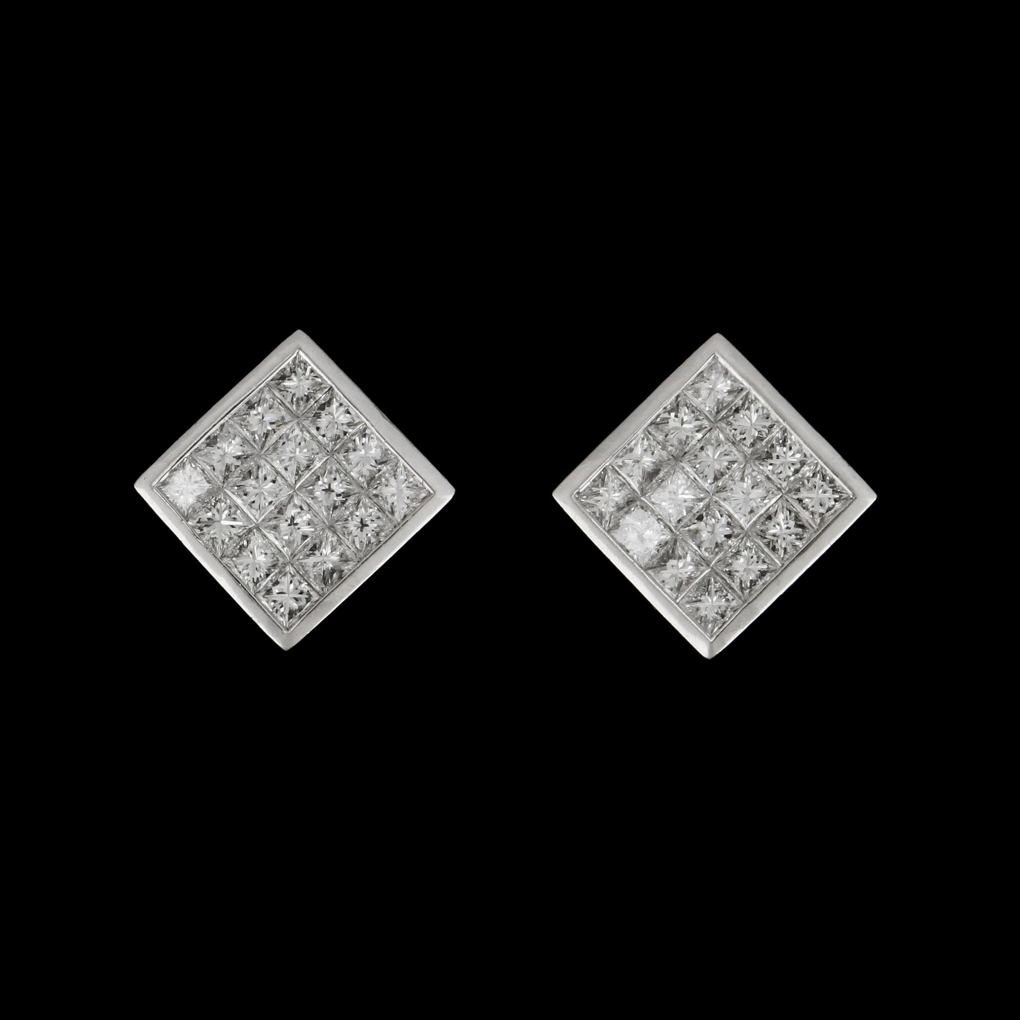 ÖRHÄNGEN, ett par, 18k vitguld med princesslipade diamanter tot ca1.28 ct. Vikt ca5,6g.