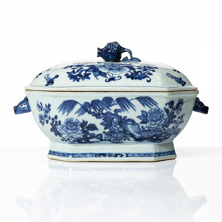 Terrin med lock, kompaniporslin, Kina, Qing dynastin, Qianlong 1736-95.