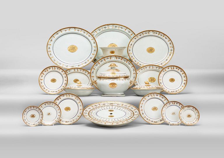 SERVIS, 65 delar, kompaniporslin. Qingdynastin, Jiaqing (1796-1820).