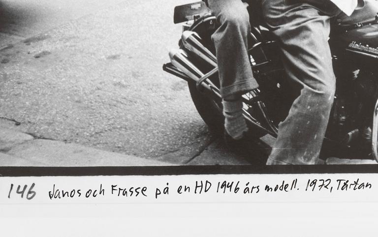 Carl Johan De Geer, "Janos och Frasse på en HD 1949 års modell. 1972, Tårtan".