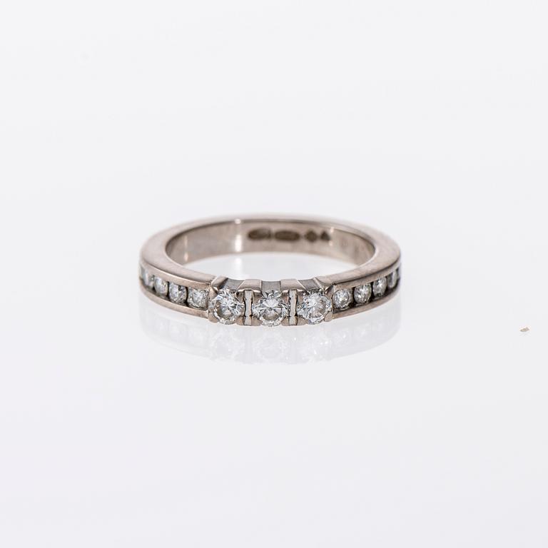 RING, 18K vitguld, briljantslipade diamanter. A. Tillander. Vikt ca 5,4 g.