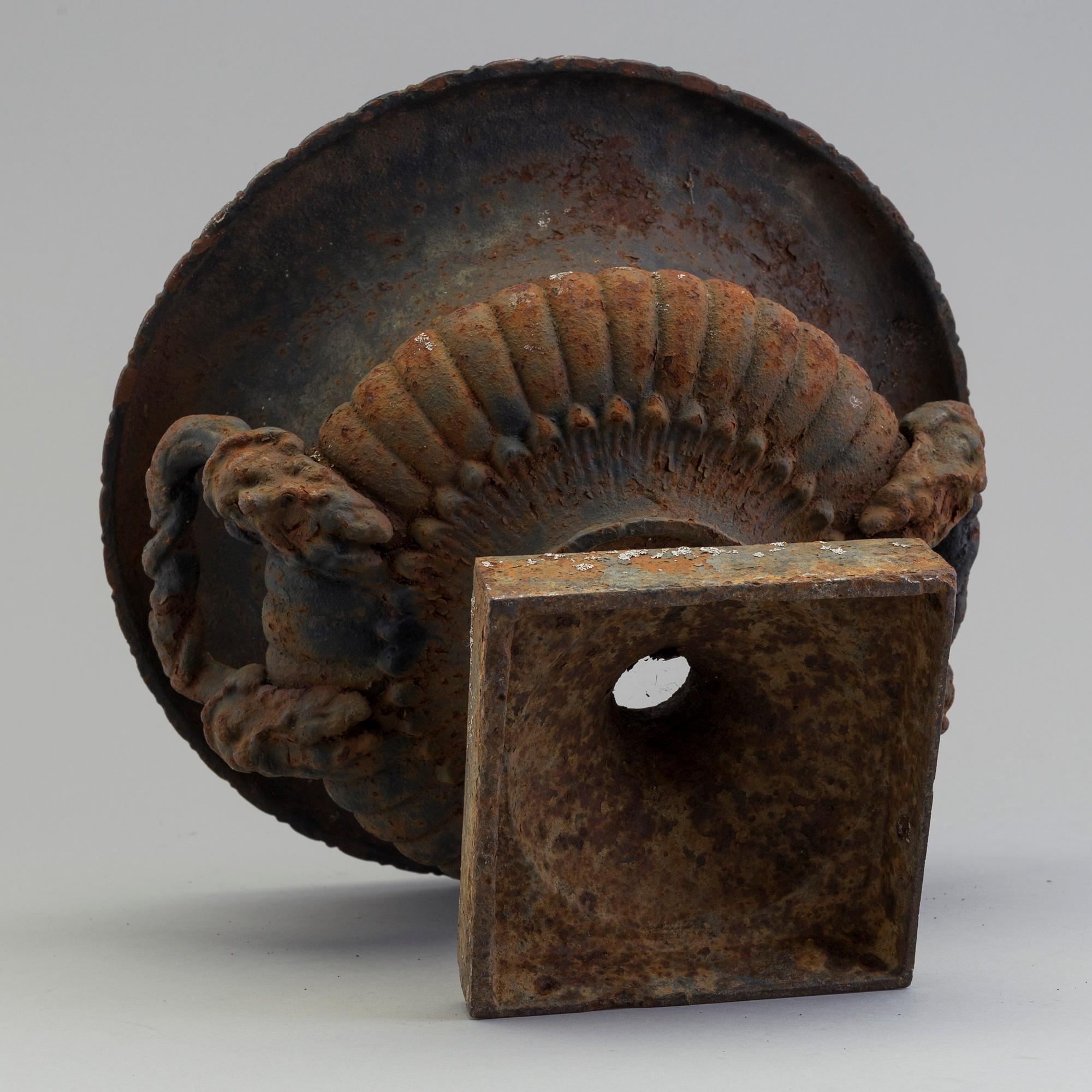 TRÄDGÅRDSURNA, gjutjärn, omkring 1900.