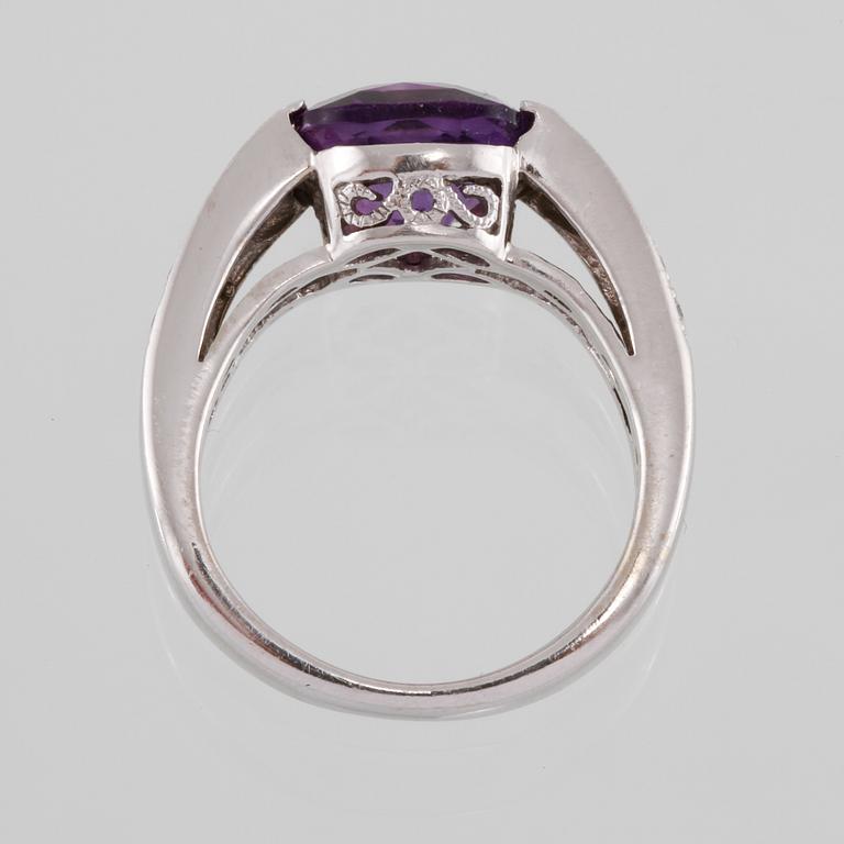 RING, 14k vitguld med checkerslipad ametist och 20 briljantslipade diamanter. Vikt 5 g.