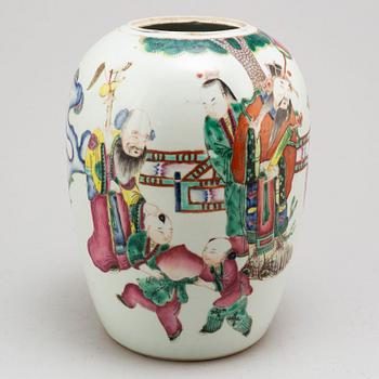 A Chinese porcelain jar, late Qing dynasty, circa 1900.