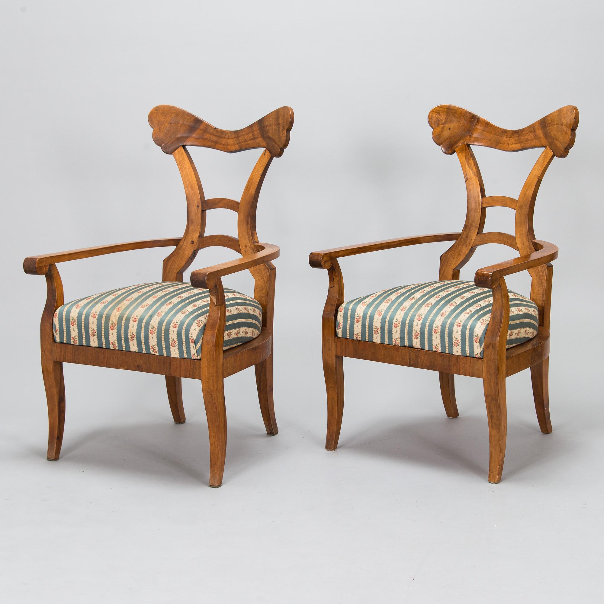 Karmstolar, biedermeier, ett par, 1820-1850.
