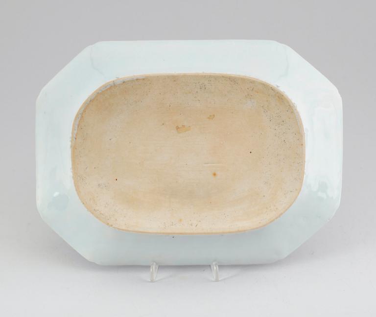 STEKFAT, porslin, Kina, Qianlong 1736-1795.