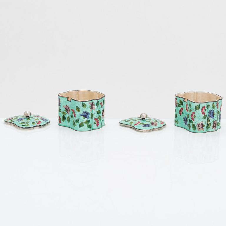 Kryddset på bricka, silver och emalj, Korea 1900-talets senare hälft.