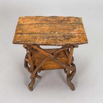 Pöytä ja tuolipari, 1900-luvun alkupuoli.