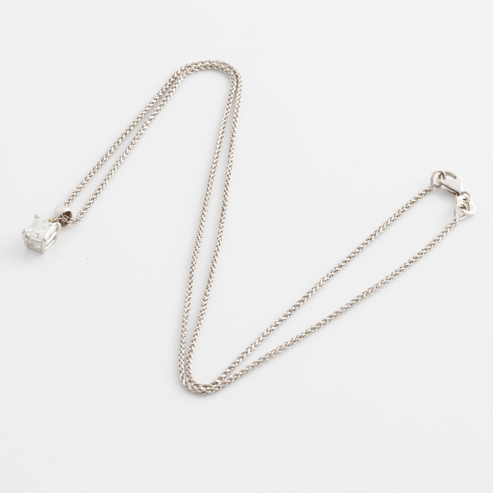 A pendant in 18K white gold with a princess-cut diamond.