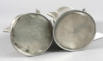 SKÄNKKANNOR, 2 st, tenn, 1800-talets slut.