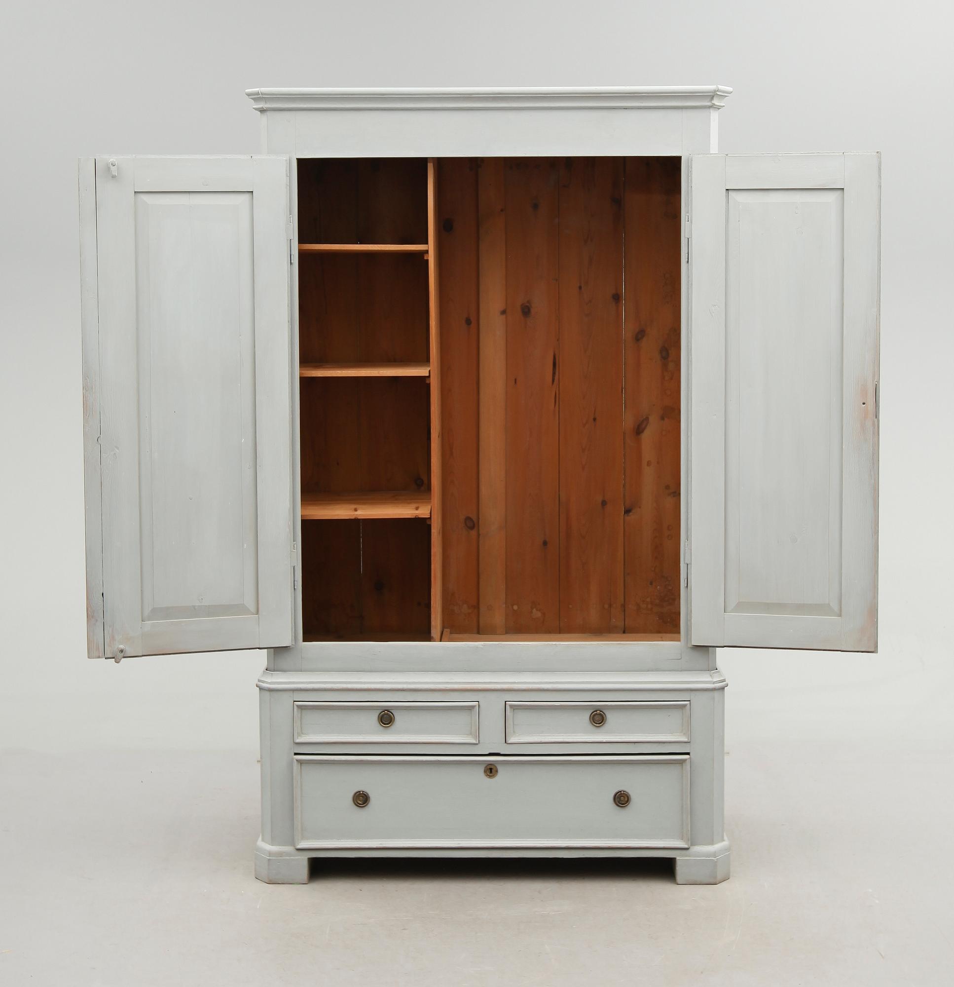 KLÄDSKÅP, 1800-talets andra hälft.