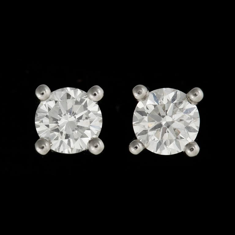 ÖRHÄNGEN, ett par, 18k vitguld med briljantslipade diamanter totalt ca 0,42 ct. Total vikt ca 1,6 gram.
