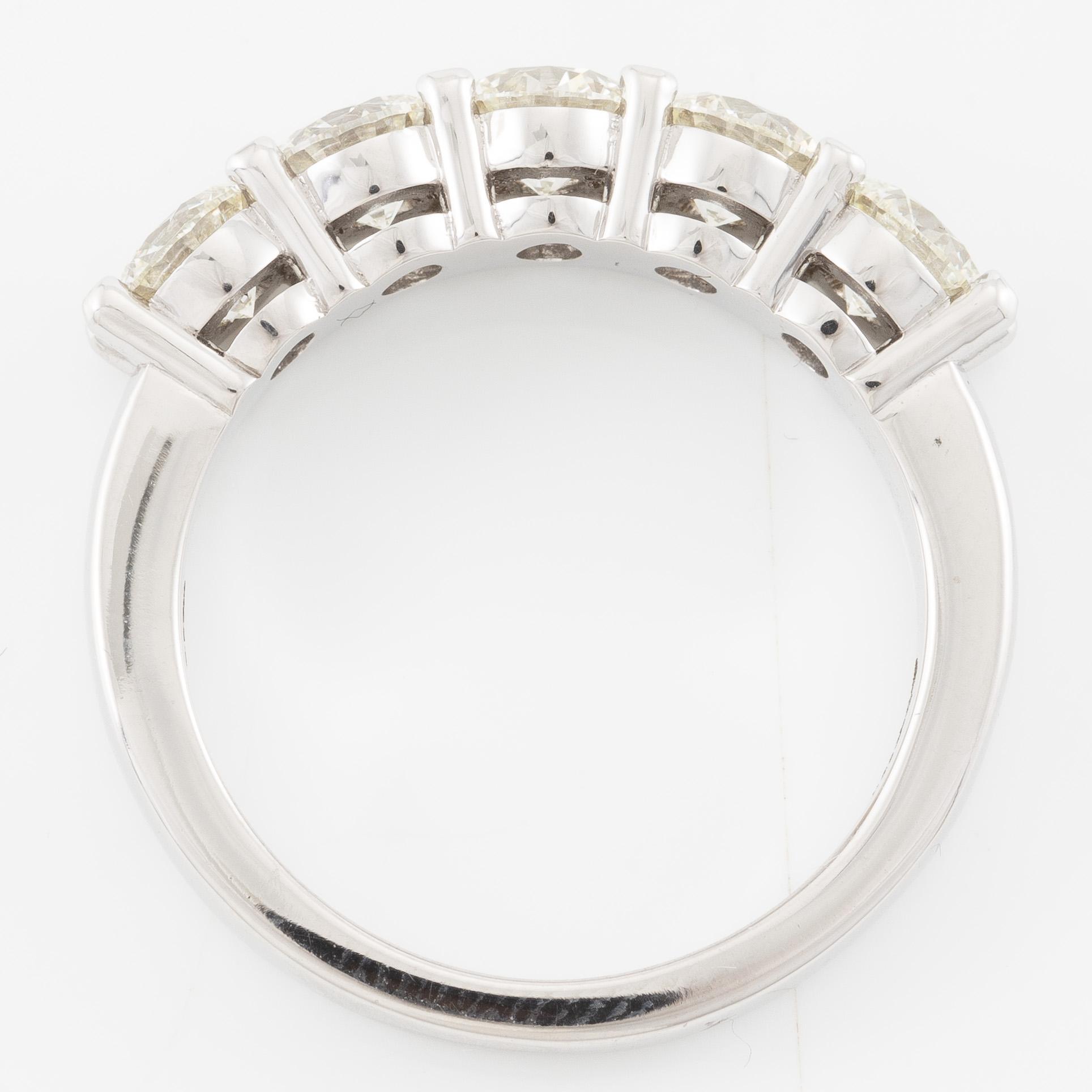 Ring halvallians 18K vitguld med fem briljantslipade diamanter.