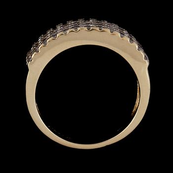 RING, 14K guld med 52 briljantslipade diamanter, ca 1.00 ct, utländska stämplar. Vikt 6,3 g.