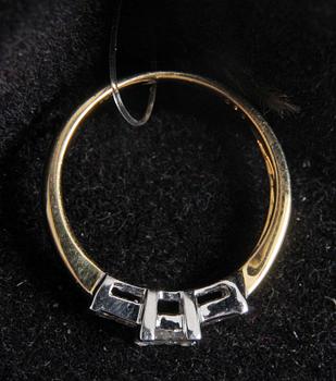 RING, guld 18 K m diamanter 0,5 carat enl gravyr.