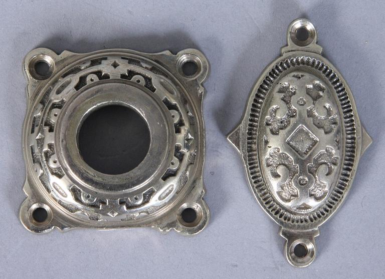 DÖRRHANDTAG, 6 st samt  NYCKELSKYLTAR, 5 par, nysilver samt trä, England, 1900-talets tredje kvartal.