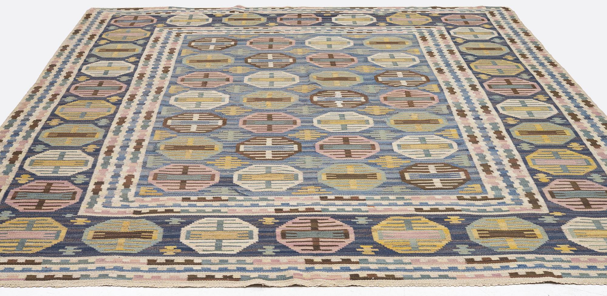 Märta Måås-Fjetterström, matta, "Dukater", rölakan ca 356 x 303 cm, signerad MMF.