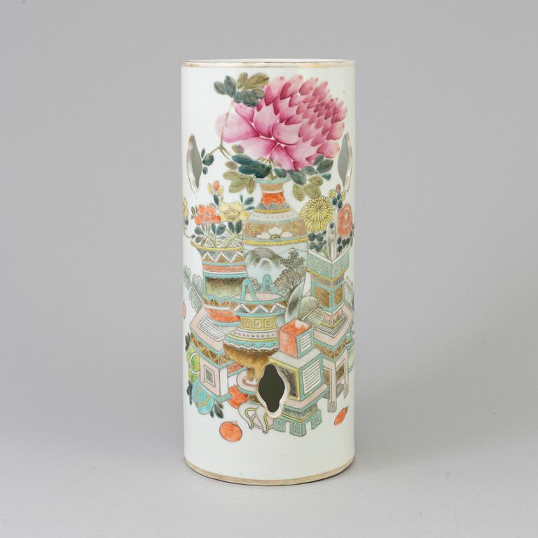 A Chinese famille rose porcelain hat stand, early 20th century.