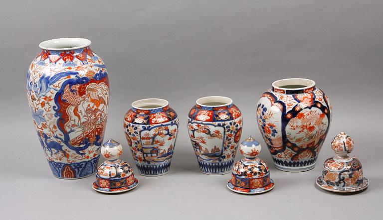 JAPANSKT PORSLIN, 4 delar, Imari, sekelskiftet 1800/1900.