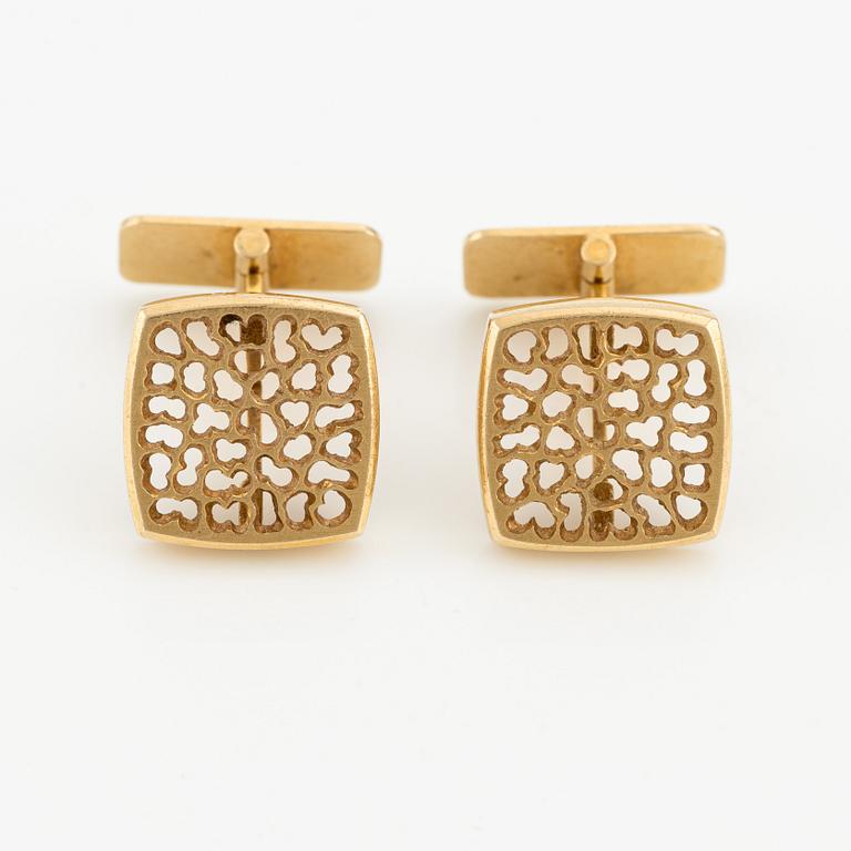 A pair of 18K gold cufflinks.