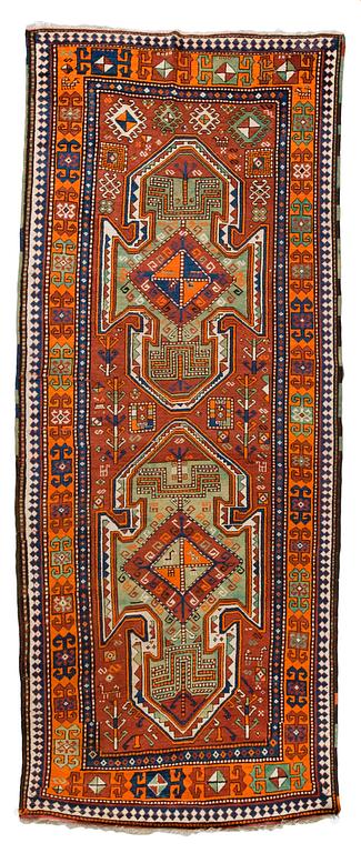 MATTA. Semiantik Kazak, s.k. Sköldkazak. 363,5x146 cm.