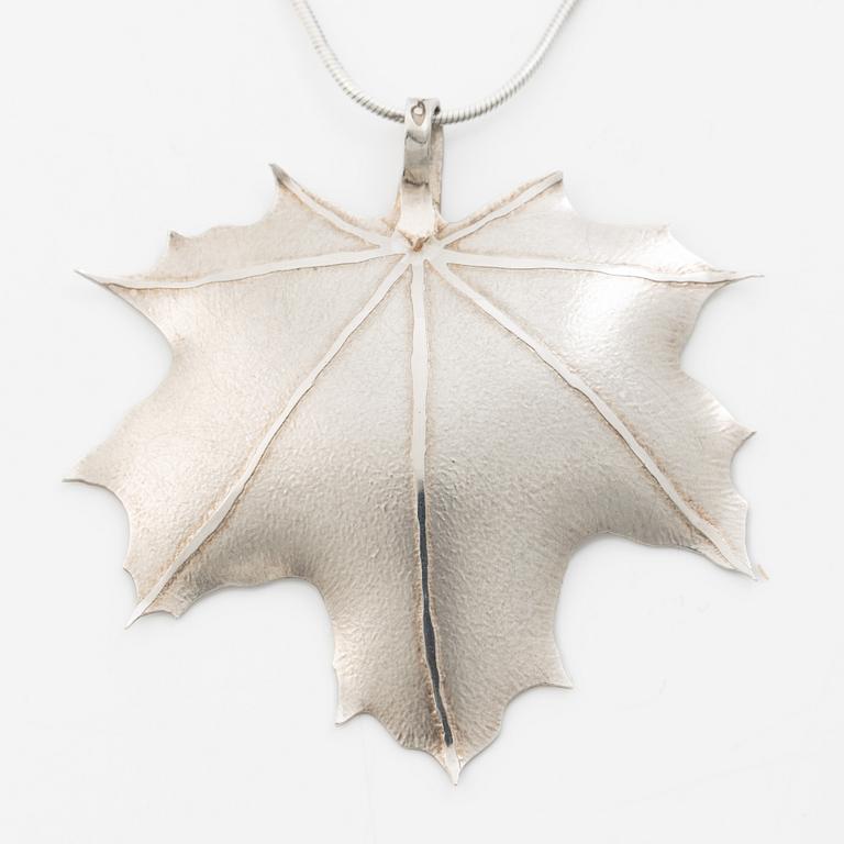 Caroline Lindholm, Pendant with chain, silver, in the form of maple leave.