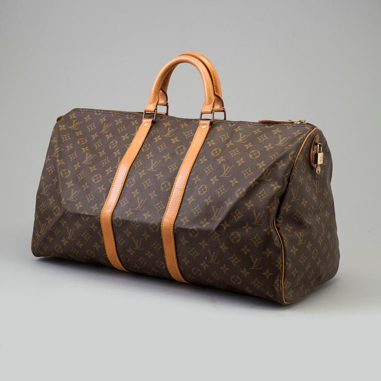 a Louis Vuitton 'Keepall 55' bag.