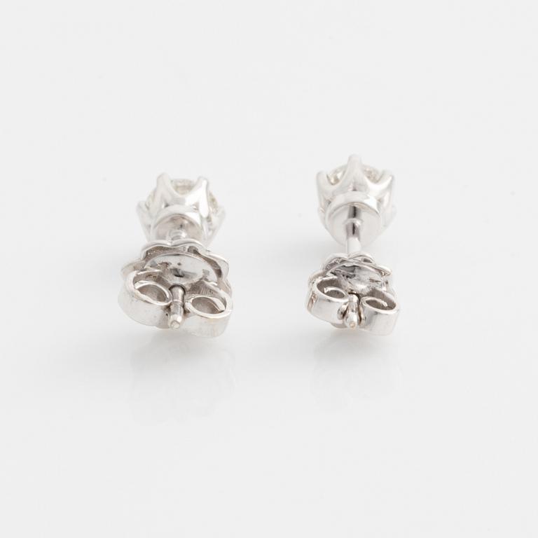 Earrings with brilliant-cut diamonds, accompanied by two GIA dossiers.