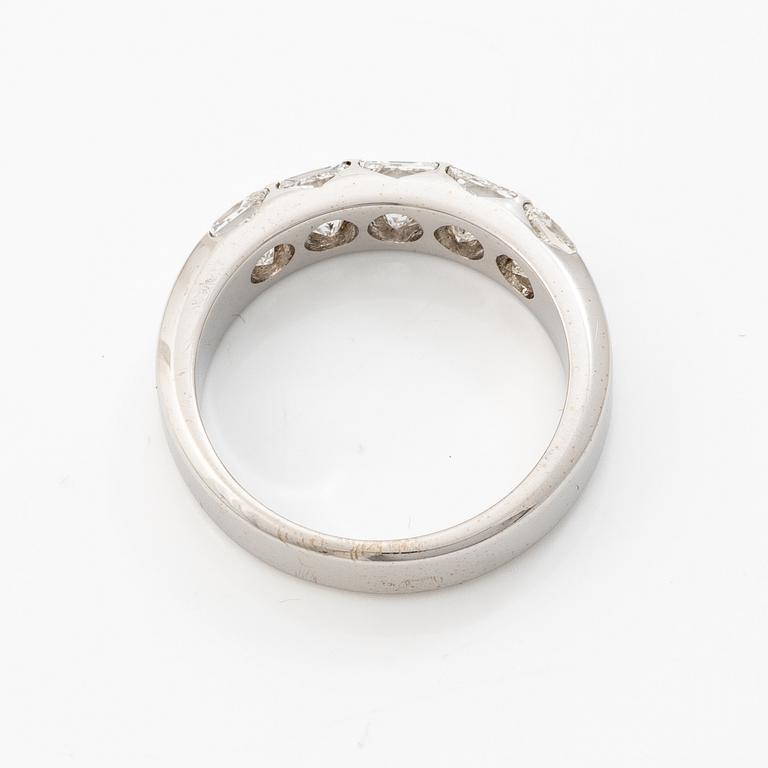 Ring 14K white gold with princess-cut diamonds.