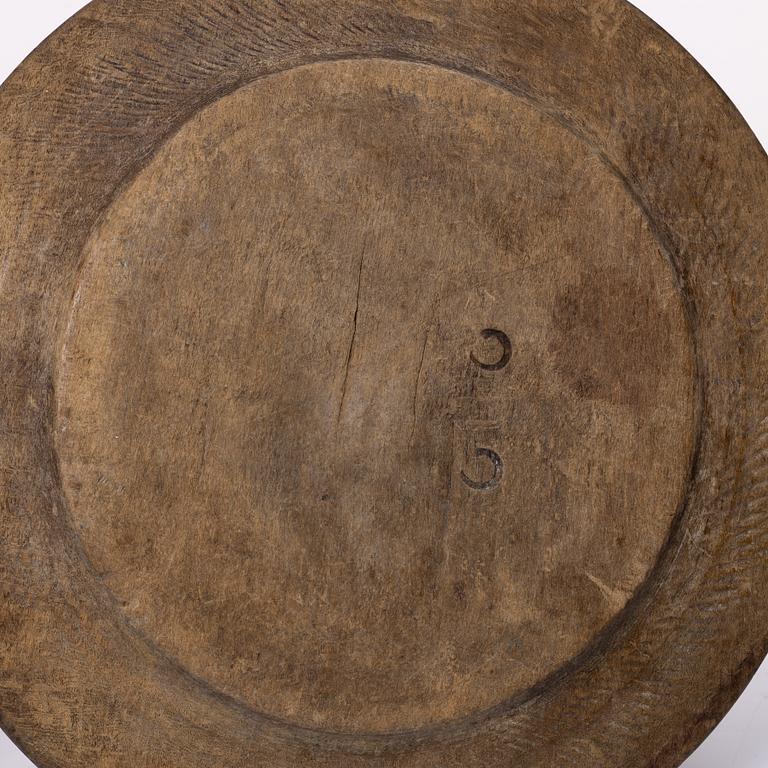 Tallrikar, ett par, samt ett fat, allmoge, 1800-tal.