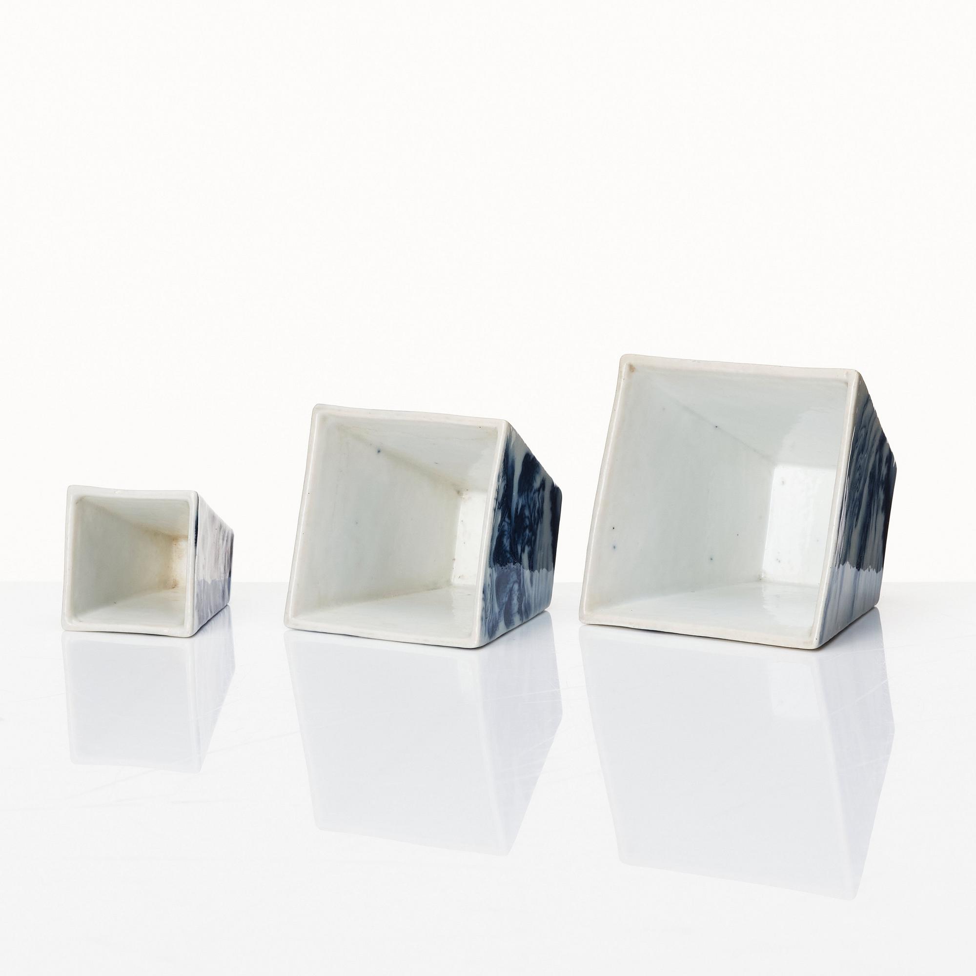 A set of three blue and white cups, late Qingdynasty, circa 1900.