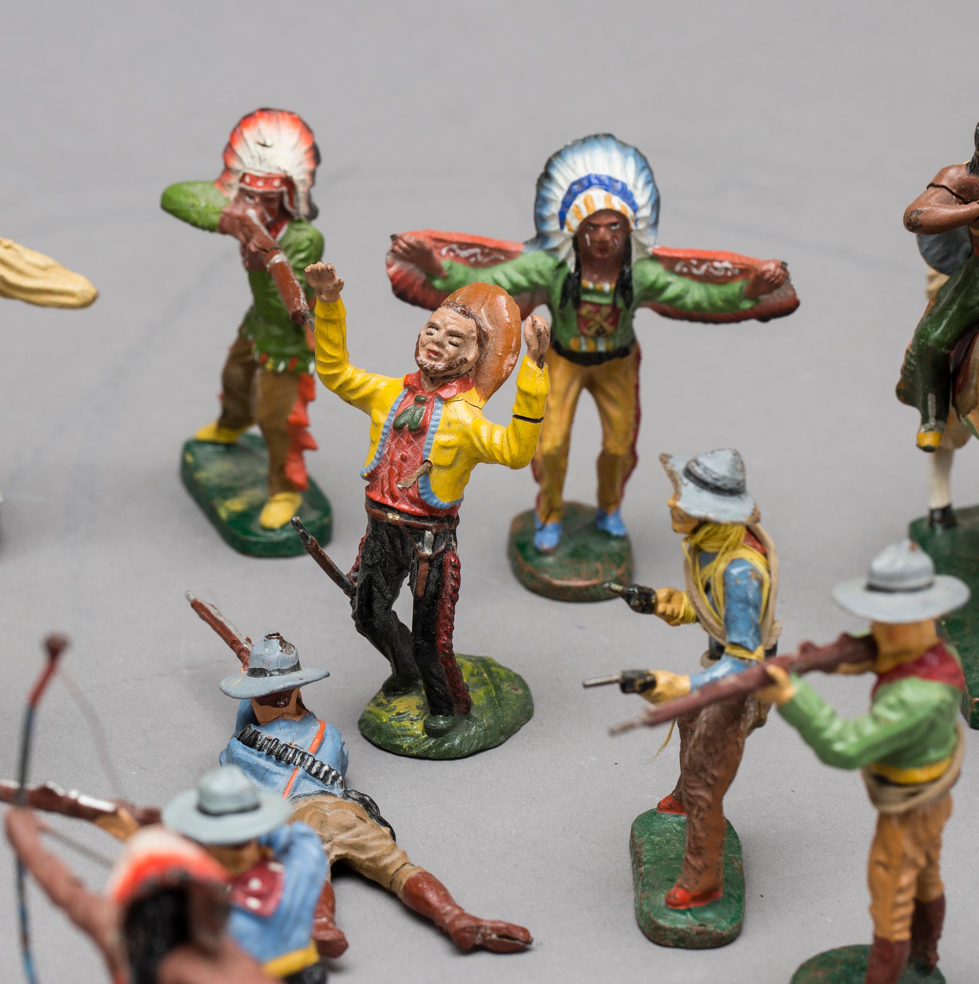 SAMLING COWBOYS OCH INDIANER, 24 st, Elastolin och Lineol plastional Tyskland. 1900-talets första hälft.