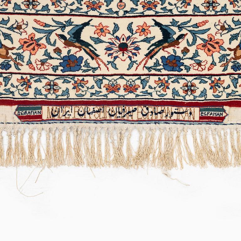 Matta, semiantik Isfahan, centrala Persien, signerad (Sadegh) Seirafian, ca 174 x 113 cm.