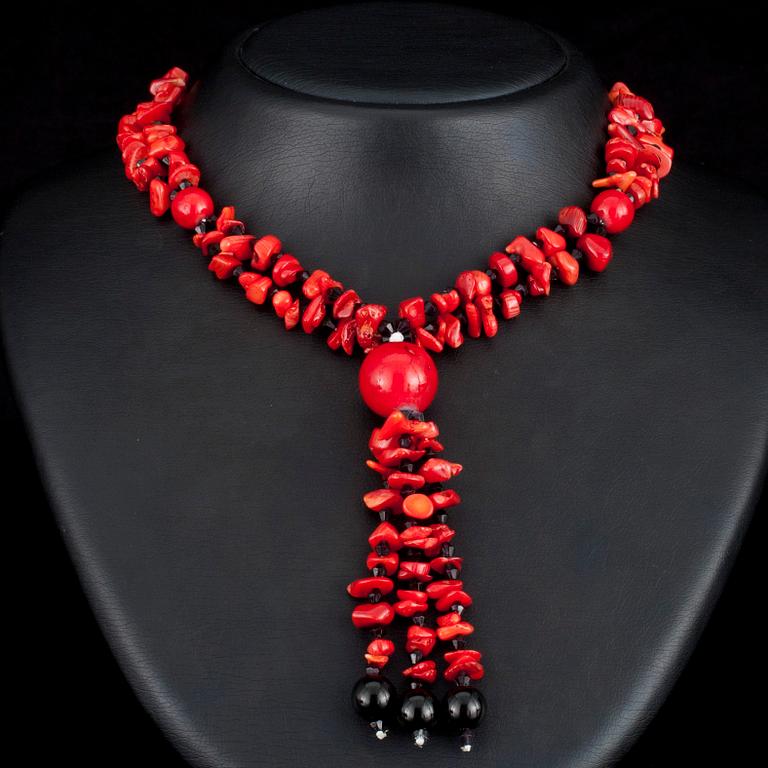 HALSSMYCKE, bl.a. korall samt glaspärlor. 2000-tal.