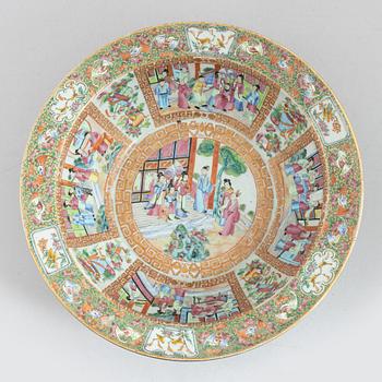 A Chinese Canton porcelain basin, Qing dynsaty, 19th century.