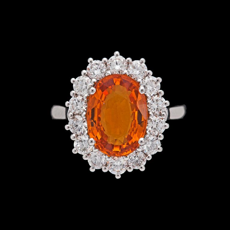RING, oval fasettslipad orange safir, 7.40 ct, med briljantslipade diamanter, tot. 1.46 ct.