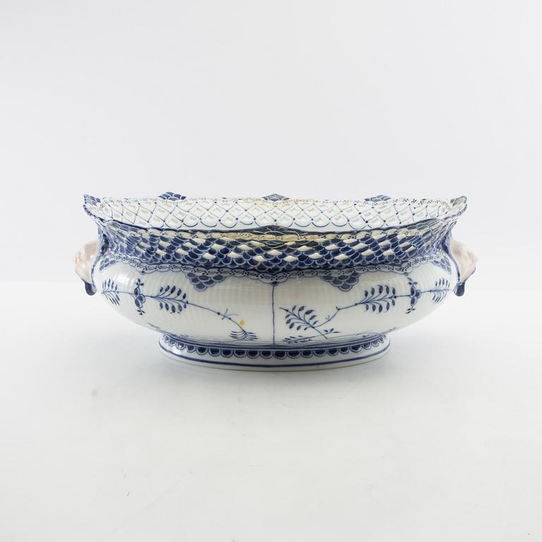 Jardinière "Musselmalet helblonde" Royal Copenhagen Denmark early 20th century porcelain.