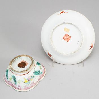 A group of three famille rose bowls and a dish, late Qing dynasty, circa 1900.