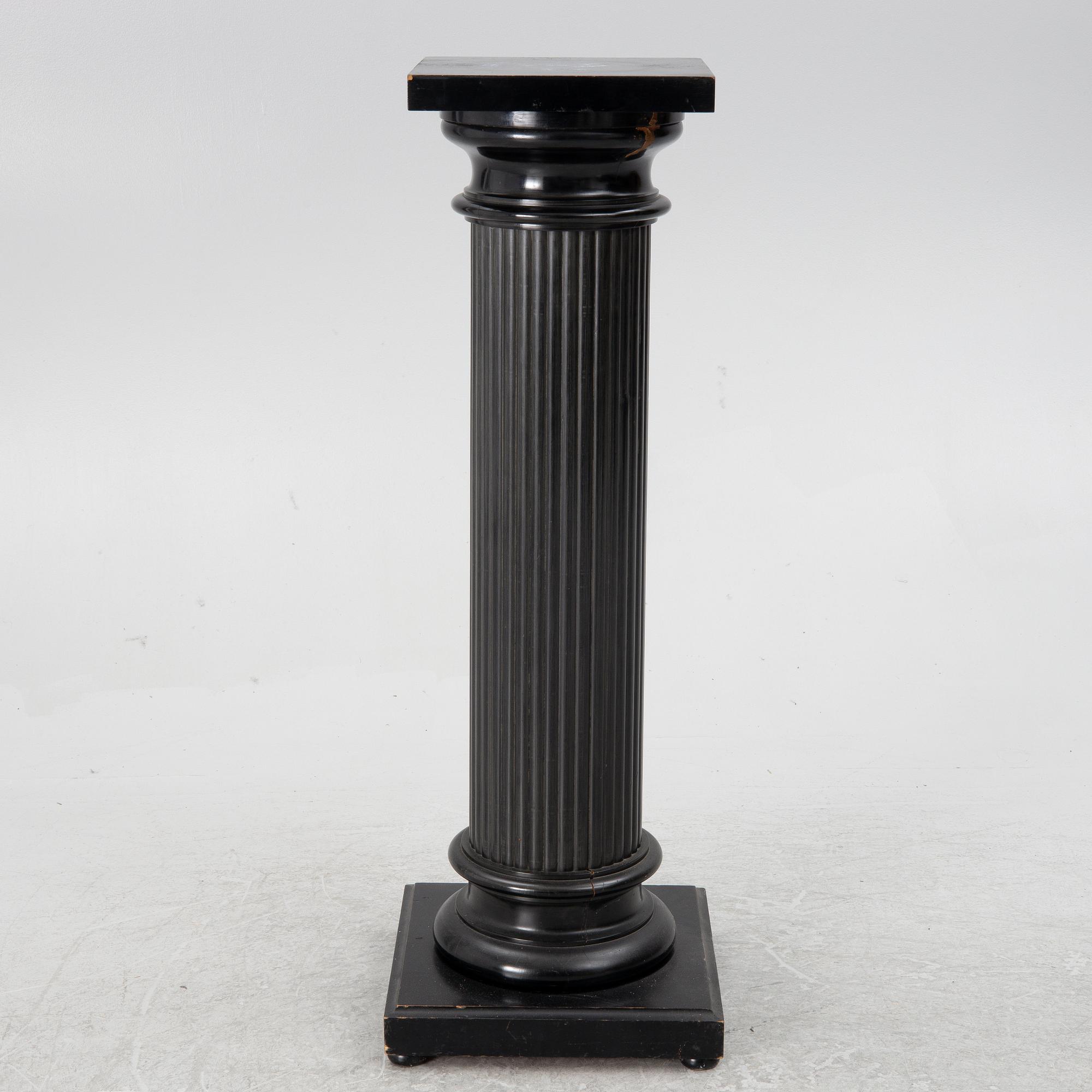 A pedestal, early 20th century.