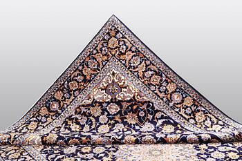 A carpet, Kashan, ca 411 x 284 cm.