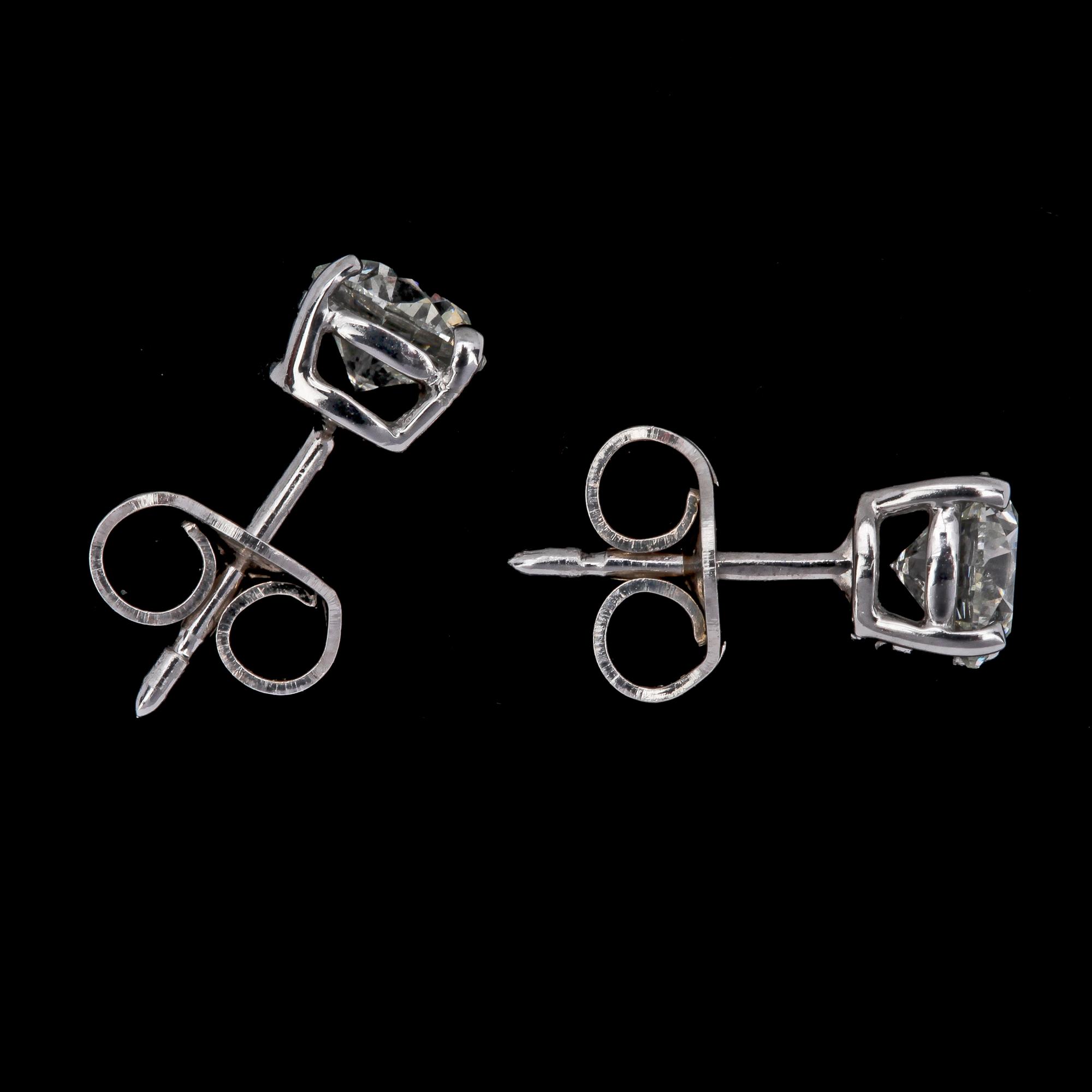 ÖRHÄNGEN, vardera briljantslipad diamant, 0.70 ct.