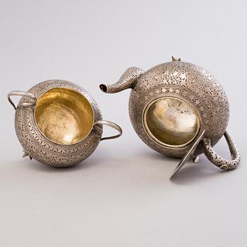 BRICKA med TEKANNA och SOCKERSKÅL, silver, finska kontrollstämplar Harry Bergman, Helsingfors 1964.