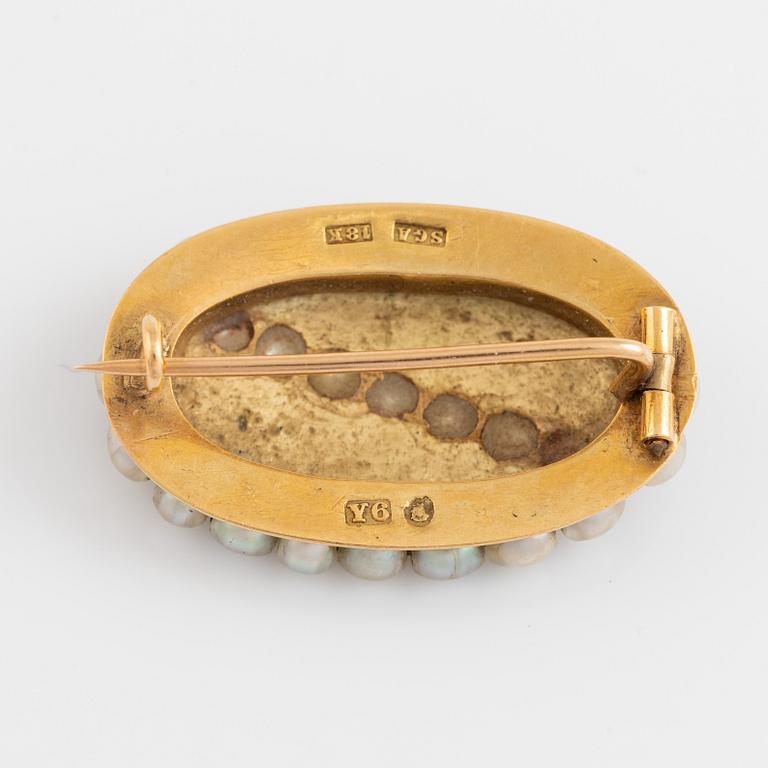 Brosch, 18K guld med emalj och pärlor.