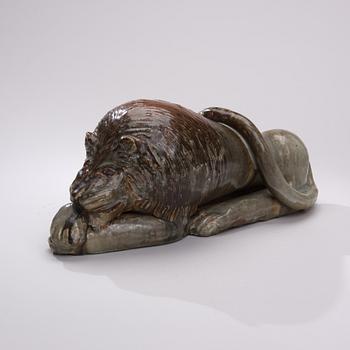 MIKAEL SCHILKIN, A CERAMIC SCULPTURE. Thoughtful lion. Signed Schilkin, Arabia. 1950s.