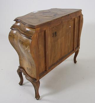 BYRÅ, senbarockstil, 1900-talets andra hälft.
Proveniens: Git Gay.