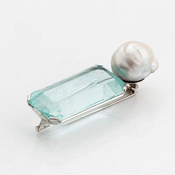 A Tina Karlsson brooch "Cat" in 18K white gold set with a large step-cut aquamarine and a cultured pearl.