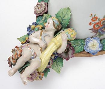 VÄGGKONSOLER, ett par, porslin, Meissenliknande märke, 1900-tal.